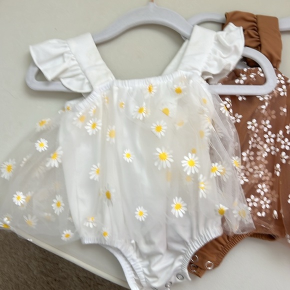 Bailey’s Blossoms 0-3 month bundle - Picture 2 of 5